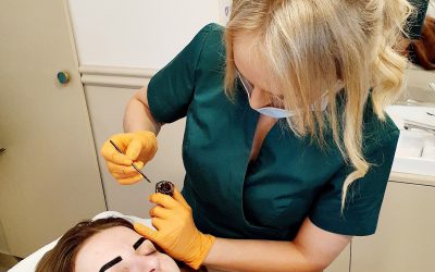 Brow henna, henna proszkowa i farbka, czyli czym charakteryzują się produkty służące do koloryzacji brwi?